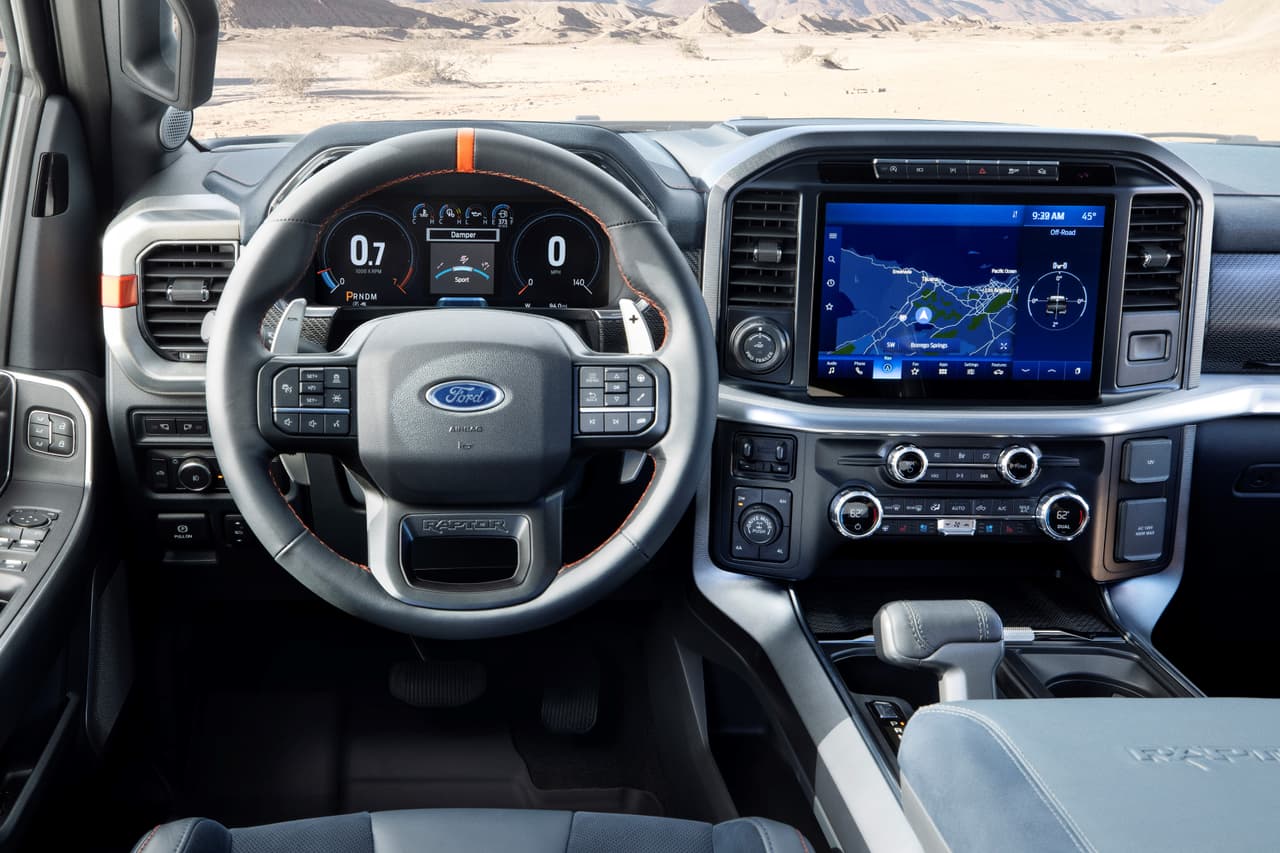 La pantalla central, que funciona como centro neurálgico para el sistema de información y entretenimiento, también mide 12 pulgadas y puede ser dividida en múltiples secciones para controlar diferentes funcionalidades simultáneamente.