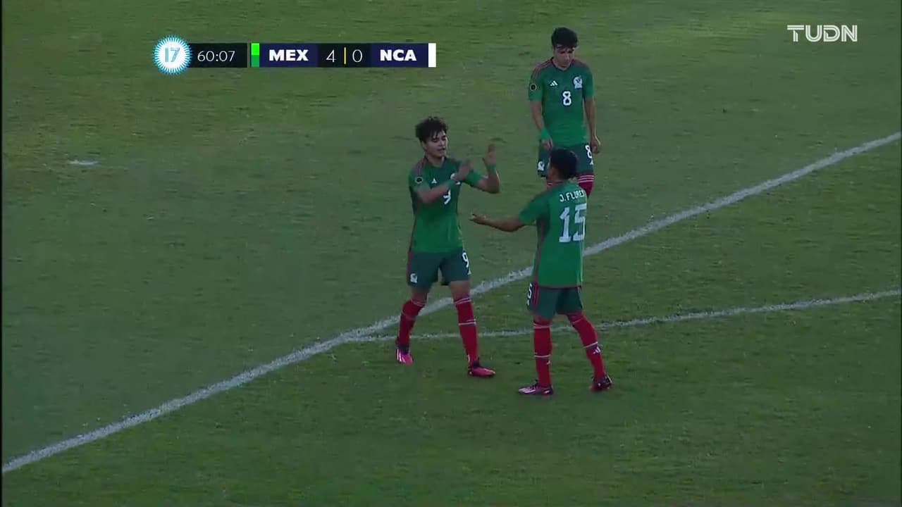 ¡Insiste y anota! Carrillo cabecea en el rebote y convierte el 4-0 de México