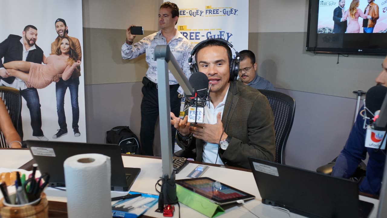 Juan Manuel Márquez llegó al Free-guey show con guante en mano.