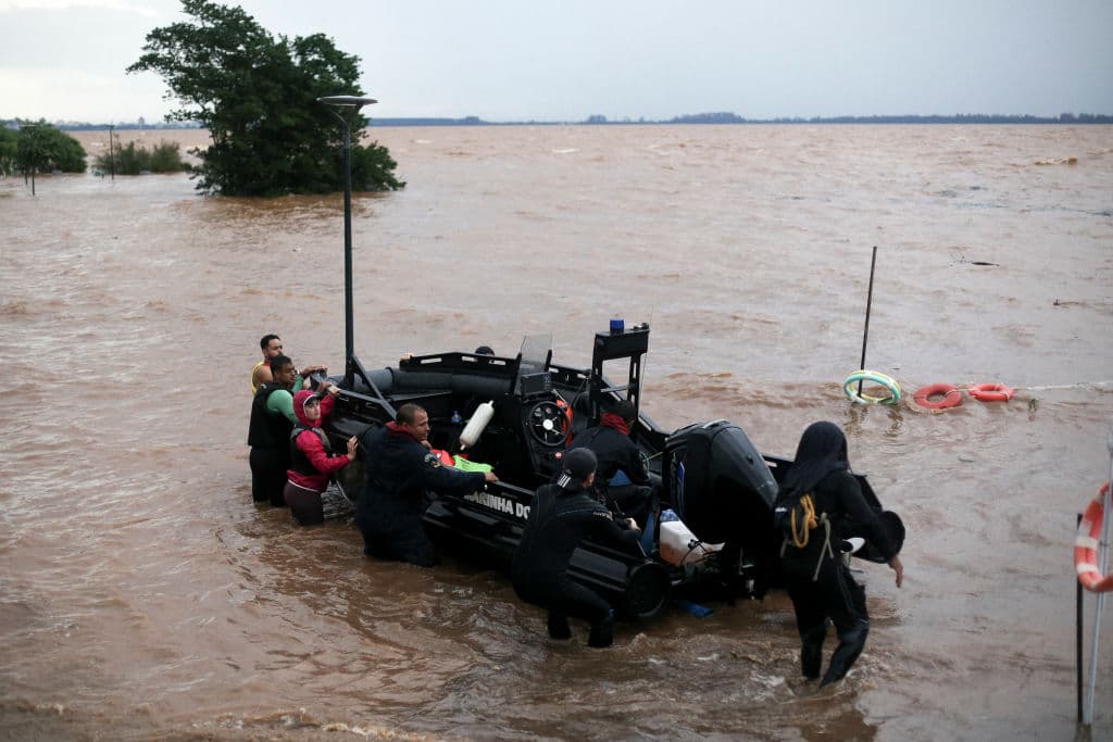 Oficiales de la Marina de Brasil atracan su barco en un puerto improvisado en el lago Guaiba mientras se avecina una tormenta en Porto Alegre, estado de Rio Grande do Sul, Brasil, el 8 de mayo de 2024. El número de muertos por las devastadoras inundaciones que han asolado el sur de Brasil durante días superó los 100 el miércoles, dijeron las autoridades, mientras que la búsqueda de decenas de personas desaparecidas se vio interrumpida por nuevas tormentas.