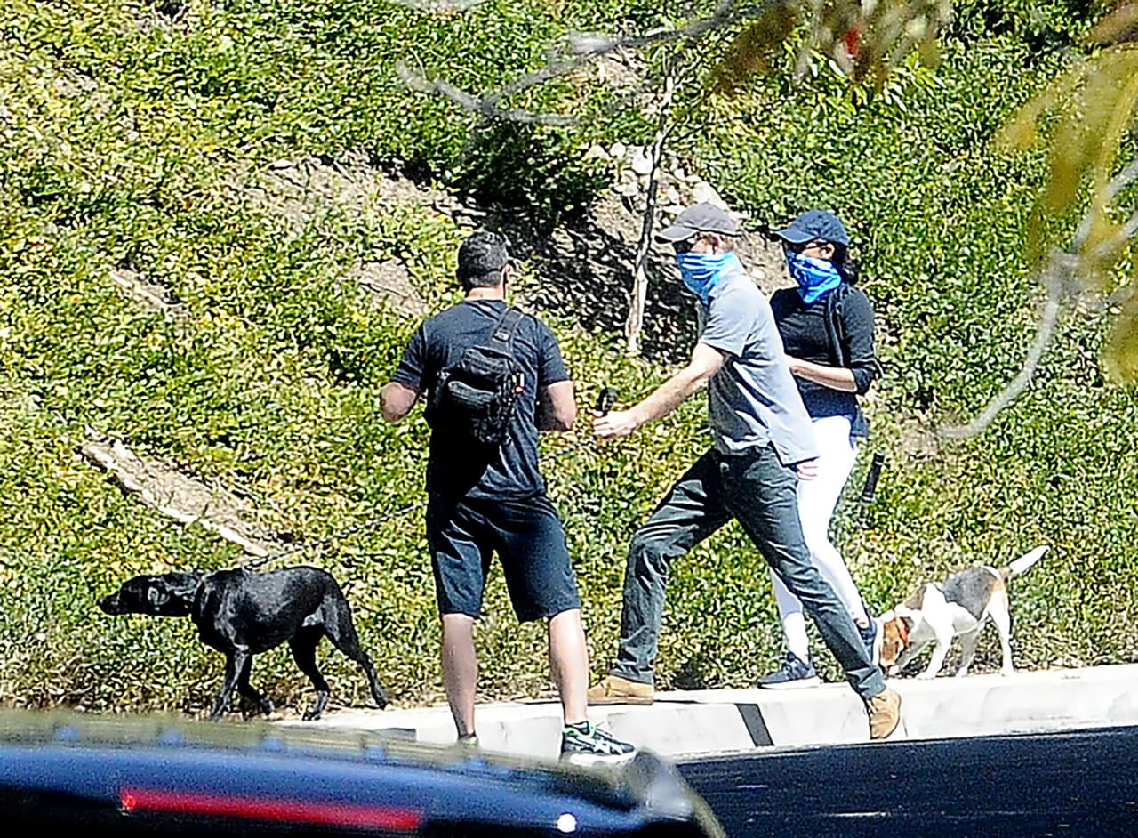 Ahora 
<b><a href="https://www.univision.com/famosos/ser-vecino-de-meghan-markle-y-harry-cuesta-mas-14-5-millones-de-dolares" target="_blank">viven en una mansión en Santa Bárbara</a></b>, California, esperan la llegada de su segundo bebé, que será una niña, y han emprendido proyectos para generar sus propios ingresos.