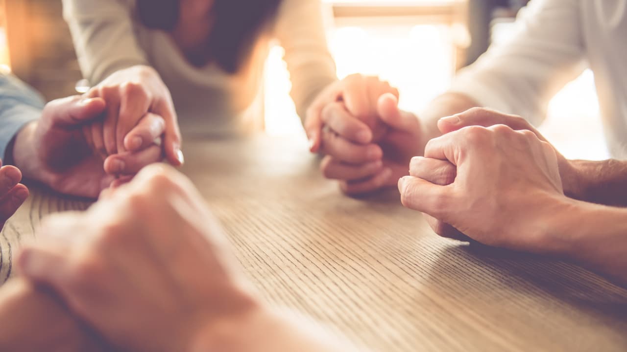 Y aunque puedes recibir y gozar del apoyo, ánimo y conocimientos de otras personas, pero no debes ser totalmente dependiente de ellos. Ellos no pueden vivir por ti; sólo tú debes tomar tus propios pasos en tu camino al aprendizaje y madurez, sea física, mental o en nuestro caso, la espiritual.