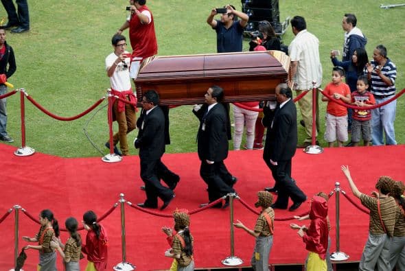 Así salió el cortejo fúnebre del Estadio Azteca.