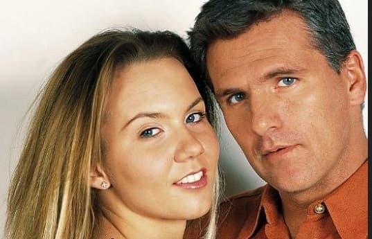 Héctor Soberón y Michelle Vieth se conocieron en 'Mi pequeña traviesa', en 1997, tuvieron cinco años de complicada relación, se casaron en 2002 y después de varios escándalos, incluyendo 
<b><a href="http://www.univision.com/programas/novelas/michelle-vieth-estalla-contra-hector-soberon-por-haber-violado-sus-derechos-sexuales-hace-mas-de-una-decada">uno con un video sexual que él filtró</a></b>, se divorciaron y ahora, se detestan.