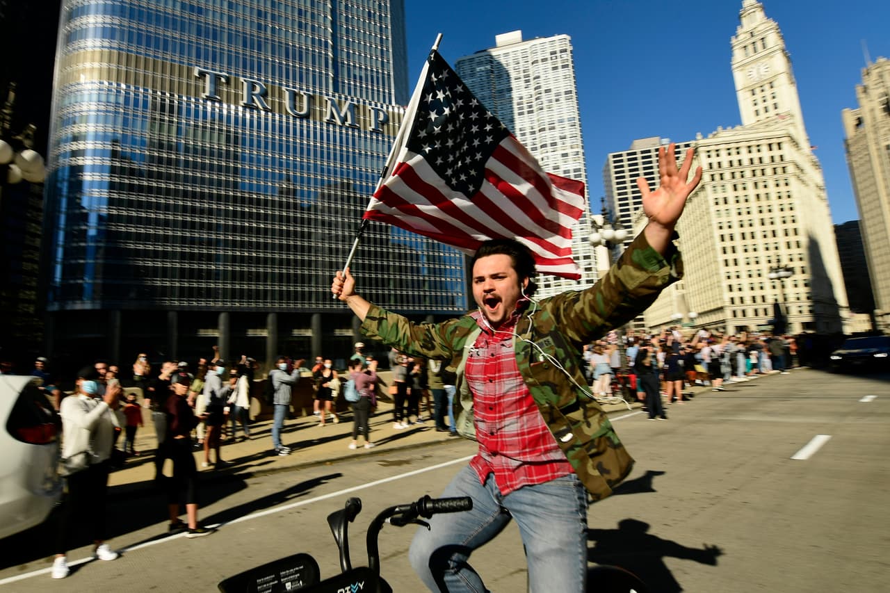 En Chicago hasta en bicicletas salieron con una sola bandera, la de Estados Unidos, tal y como lo dijo Joe Biden en su discurso. "Somos un solo país, somos los Estados Unidos".
<br>