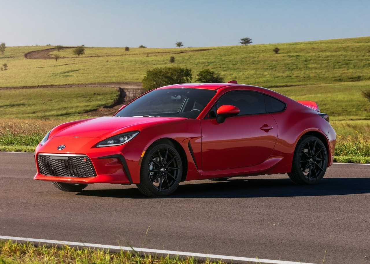 <h3 class="cms-H3-H3"><b>Toyota GR 86 2022 / Subaru BRZ 2022 </b></h3>
<br>
<br>Se trata de la segunda generación de este pequeño deportivo cupé de dos puertas desarrollado en conjunto entre Toyota y Subaru. El GR 86 monta un motor cuatro cilindros horizontalmente opuestos con un desplazamiento de 2.4 litros. Es capaz de producir 232 caballos de potencia y 184 lb-pie de torque. De serie recibe una transmisión manual de seis velocidades, con la opción de una automática con la misma cantidad de marchas. Ambas se encargan de enviar la potencia a las ruedas posteriores para catapultarse de 0 a 62 mph (100 km/h) en 6.3 segundos. Y si bien comparte muchos de sus componentes con el Subaru BRZ, Toyota afirma que le ha hecho varios ajustes para ofrecer una experiencia de manejo diferente a su modelo hermano. Se espera que su precio inicial ronde los 31,000 dólares.
<br>