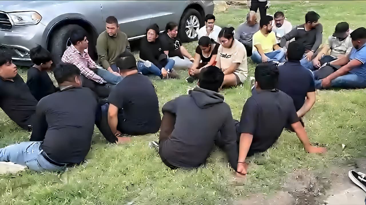 Hallan a 40 inmigrantes ocultos en tractocamiones en 2 operativos cerca de Laredo
