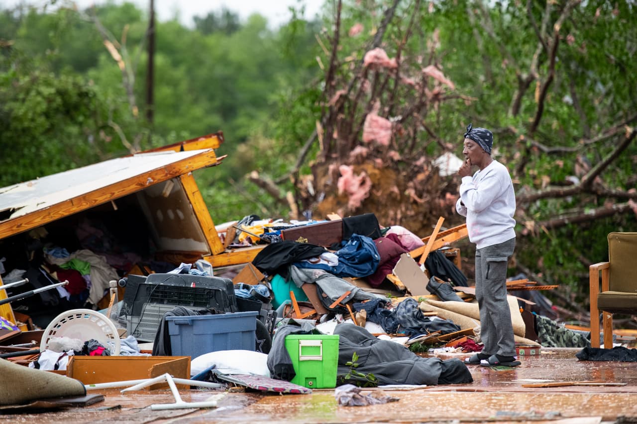 Sylvia Salley observa lo que quedó de la casa de su hermana en Livingston, Carolina del Sur. En Alabama, las personas que buscaron refugio de los tornados se apiñaron en albergues comunitarios, con mascarillas en sus rostros para protegerse de la propagación del covid-19.