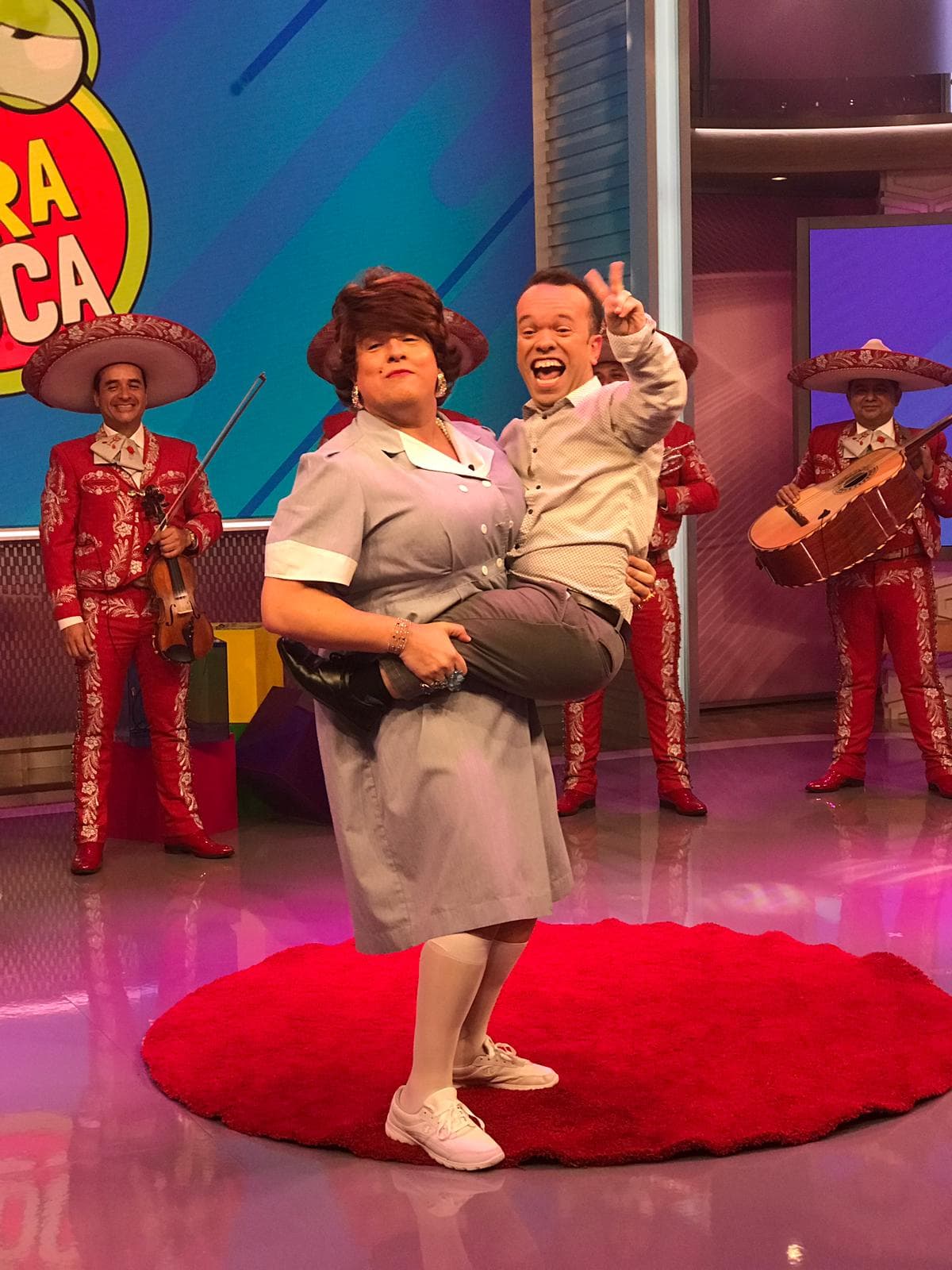 Por su parte, Carlitos el productor hizo sorprendentes acrobacias y varias travesuras aliado con Doña Meche.
<br>