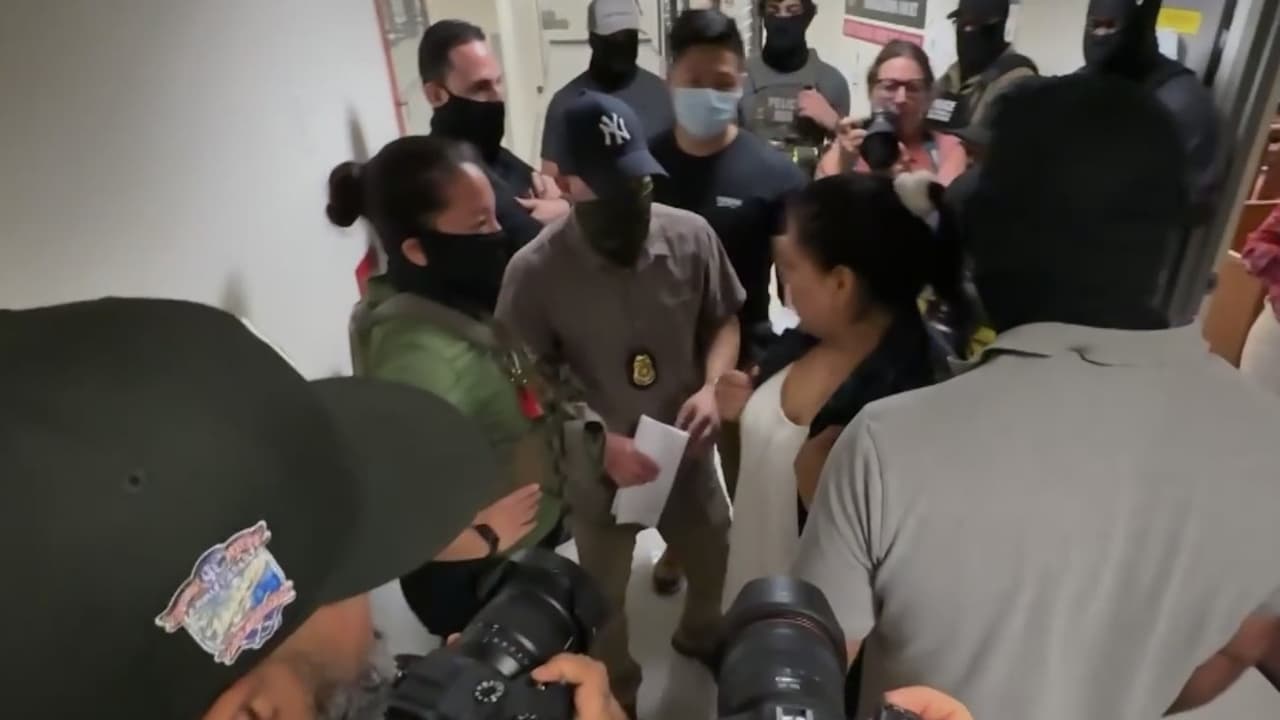 Justicia admite error que permitió arrestos indebidos en cortes de inmigración