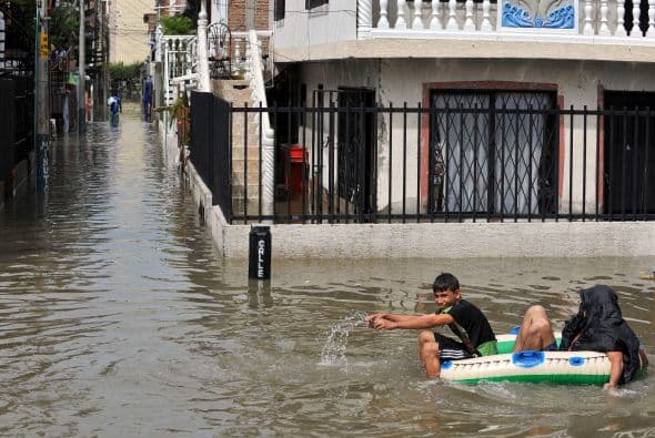 "Es necesario que las corporaciones autónomas regionales, las gobernaciones y las alcaldías continúen trabajando en planes de contingencia frente a las crecientes de los ríos, los deslizamientos y demás efectos adversos. Este fenómeno está afectando a los más pobres en Colombia", dijo Uribe.