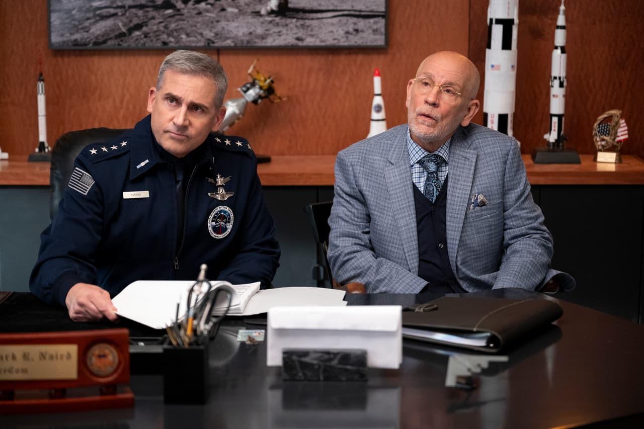 Steve Carell como el general Mark Naird y John Malkovich como el doctor Adrian Mallory en ‘Space Force’ de Netflix.