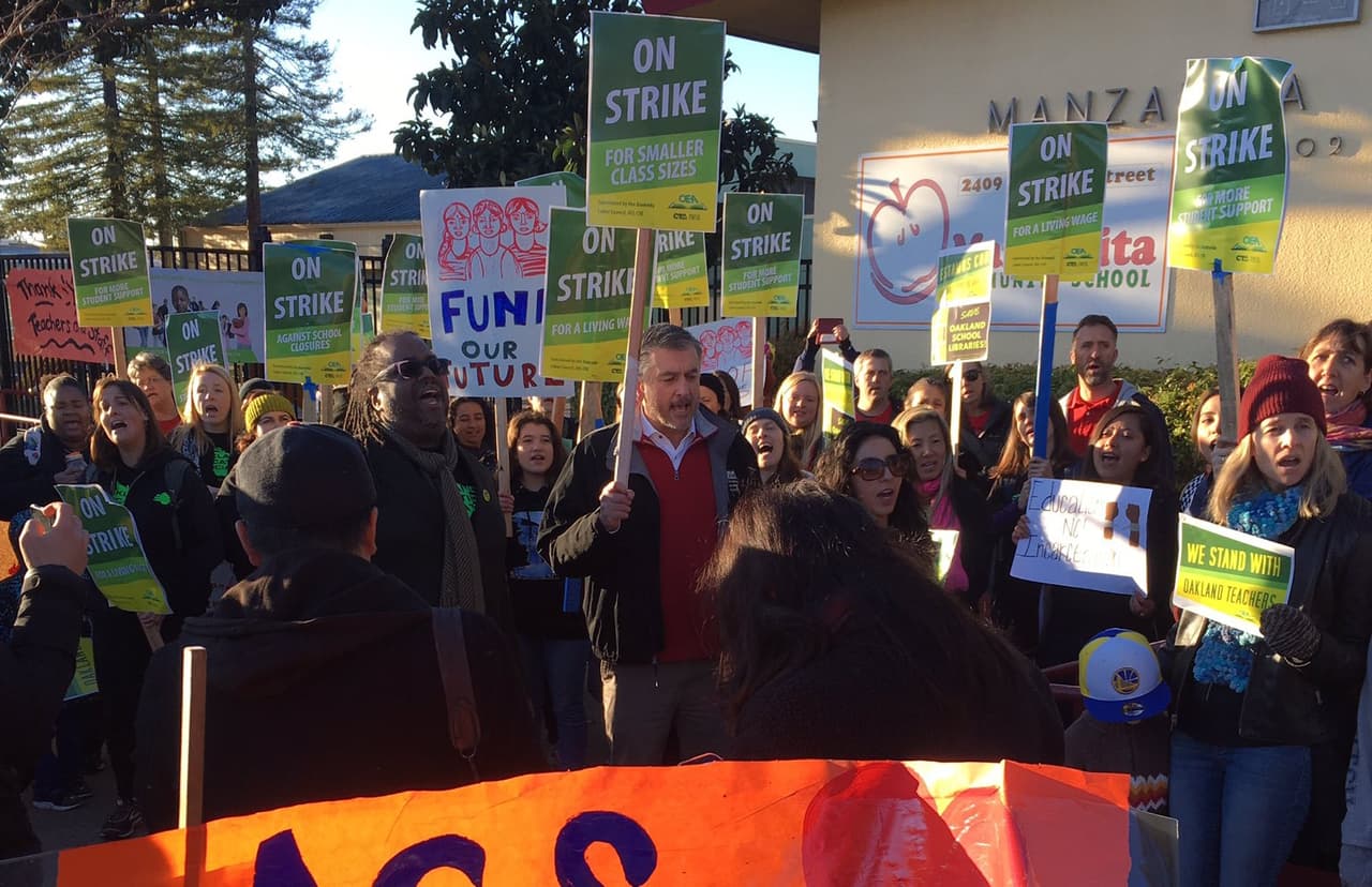 Keith Brown, vocero de los maestros afiliados a la Asociación de Educadores de Oakland (OEA, por sus siglas en inglés), dijo que la propuesta “falló en atender el problema de la retención de maestros”.