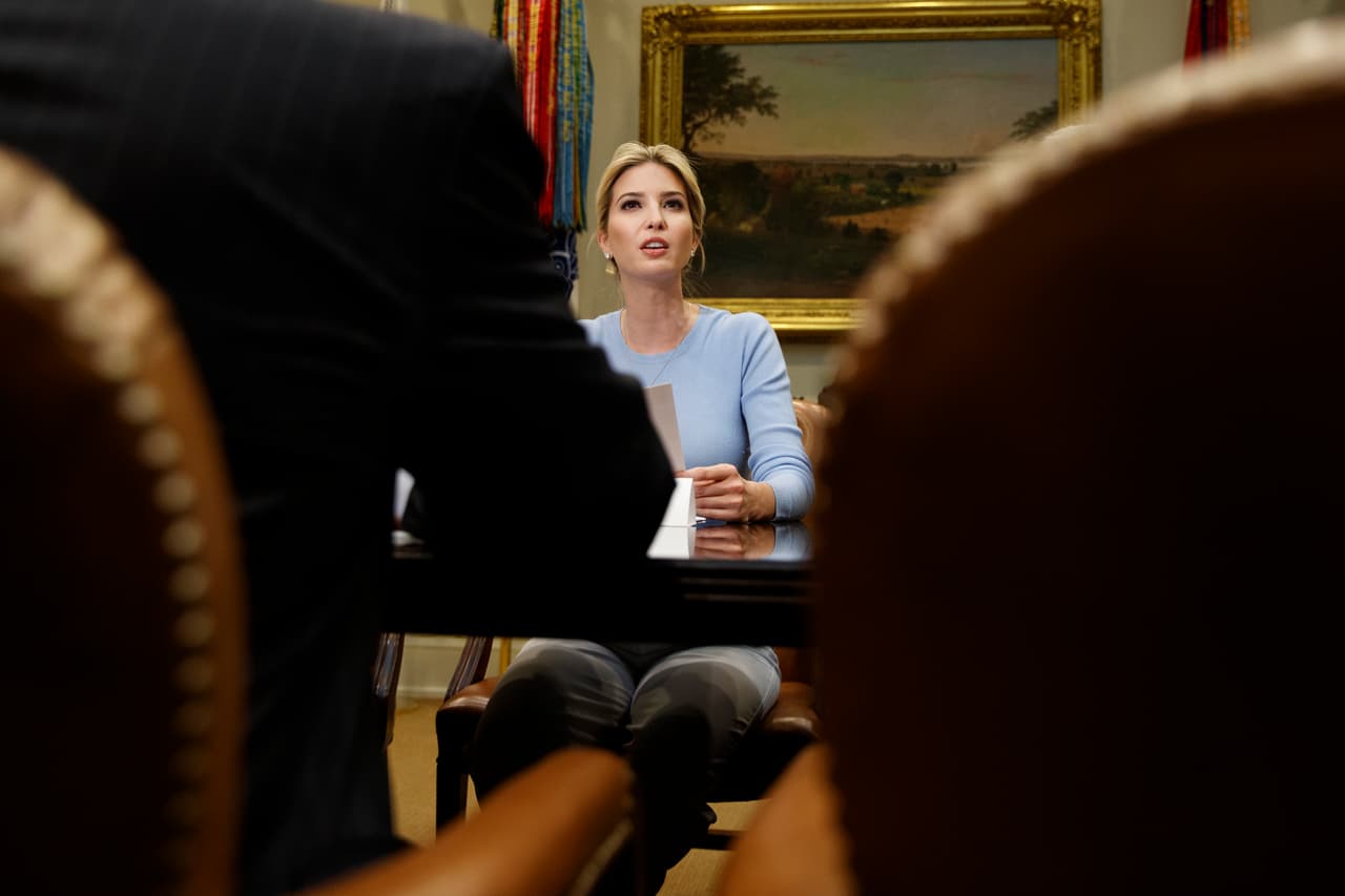 <b>Ivanka en el gobierno:</b> 
<b>nepotismo</b>. Apenas llegó al poder Trump le dio a su hija y a su yerno
<a href="https://www.univision.com/noticias/politica/ivanka-trump-viaja-con-su-padre-se-codea-con-presidentes-y-hace-diplomacia-pero-cual-es-su-trabajo"> el título de asesores principales de la presidencia</a>, lo que disparó algunas alarmas por el posible nepotismo. Es común ver a Ivanka reunida en las salas de trabajo de la Casa Blanca, pero su protagonismo en la reciente gira presidencial por Asia hizo dudar a muchos si tenía credenciales suficientes. En la reunión del G-20 intentó torpemente intervenir en una conversación entre varios mandatarios y la presidenta del Fondo Monetario Internacional, lo que
<a href="https://www.univision.com/noticias/edicion-digital/presidente-de-francia-se-disculpa-por-la-forma-en-que-las-redes-usan-su-video-para-burlarse-de-ivanka-trump-video"><u> se co</u>nvirtió e<u>n una fuente de burlas</u></a> y dio pie para que algunos congresistas preguntaran directamente si Ivanka está calificada para un cargo diplomático de esa categoría. A finales de 2018
<a href="https://www.univision.com/noticias/politica/ivanka-trump-uso-su-correo-electronico-personal-para-ventilar-asuntos-de-gobierno-segun-reporte"> la oficina de ética de la Casa Blanca determinó que la hija de Trump empleó su e-mail privado cientos de veces</a> para discutir información oficial, en violación a las reglas de registros federales.