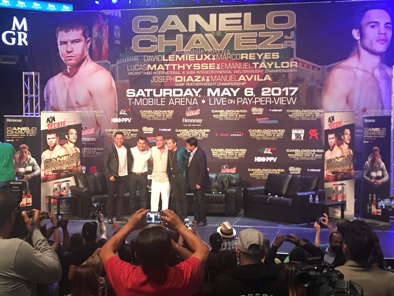 Julio César Chávez, Marco Barrera, Erick Morales y Oscar de la Hoya se dejaron ver juntos en Las Vegas previo a la pelea entre Saúl 'Canelo' Álvarez y Chávez hijo. De pilón, también apareció en la conferencia Humberto 'Chiquita' González.