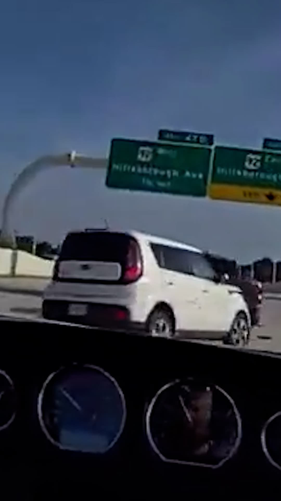 Adolescente provoca choque e intenta huir