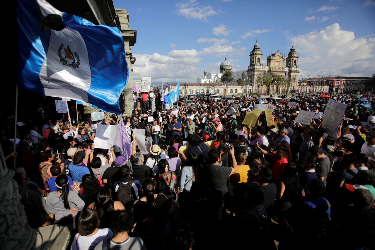 Los manifestantes se congregaron frente al Palacio Presidencial de la Ciudad de Guatemala. 
<b><a href="http://www.univision.com/noticias/incendios/cierran-el-centro-de-menores-en-guatemala-donde-37-ninas-murieron-calcinadas">El mandatario Jimmy Morales reconoció que el Estado tuvo parte de responsabilidad y que la tragedia ha llevado a su gobierno a un "punto crítico".</a></b> (Saúl Martínez/Reuters)