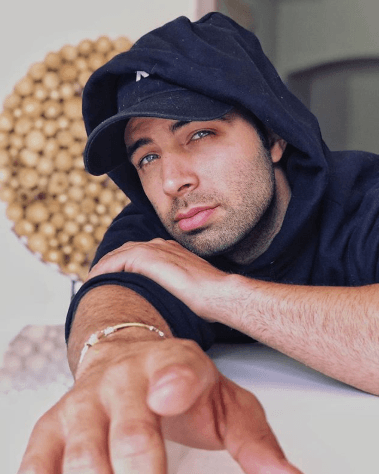 Pero tal parece que actualmente Jencarlos solo mantiene una buena amistad con la cantante mexicana, pues está saliendo con otra bella mujer.