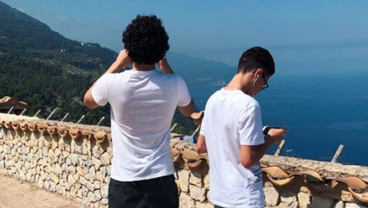 Cristian, de 17 años, y Ryan, quedaron fascinados con los paisajes de Mallorca, España, donde estuvieron antes de viajar a Francia.
