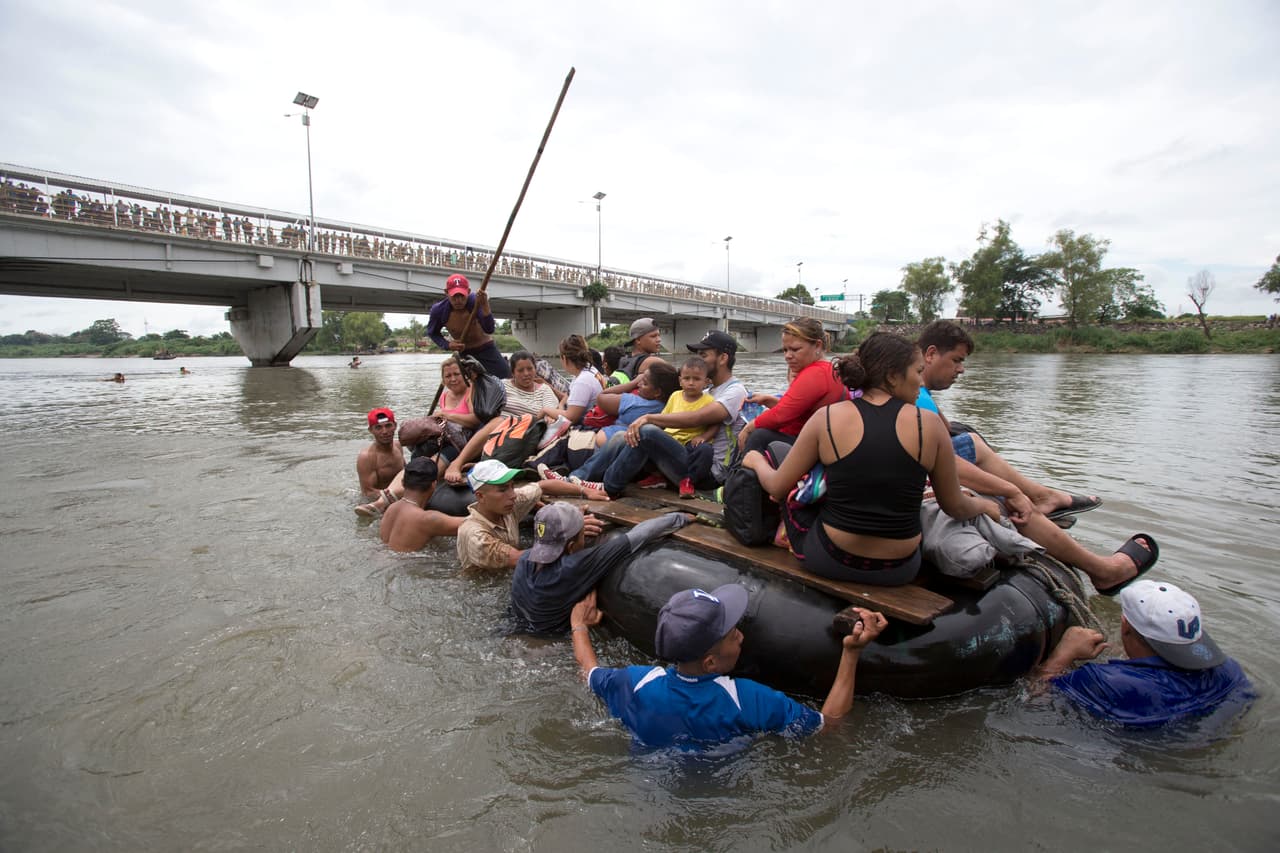 Mientras algunos hacían presión para entrar a México por el puente fronterizo, otros se lanzaron al río y alcanzaron la otra orilla montados en improvisados botes.