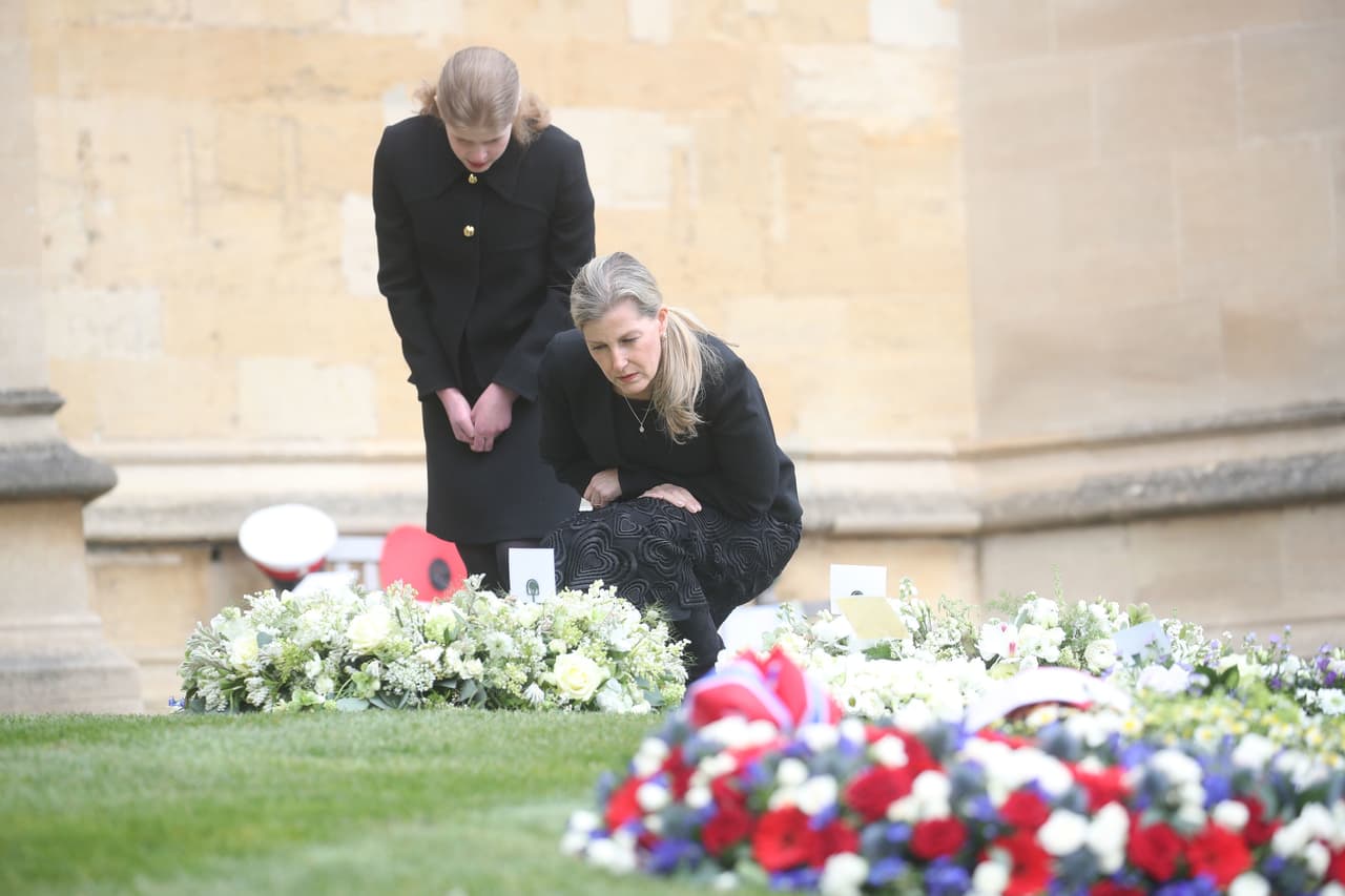 Ella y su madre atendieron los mensajes y cualquier detalle que hubieran dejado los británicos.