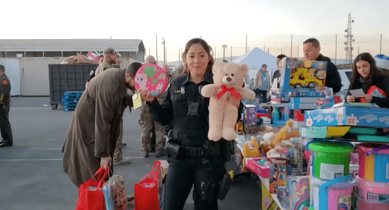 Los agentes del Departamento de Policía de Bakersfield donaron cientos de juguetes y además reunieron $1,300 con el mismo fin: regalar una sonrisa a quienes tienen recursos limitados.