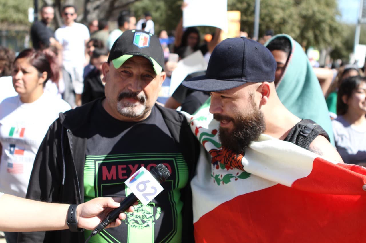 La colorida y concurrida manifestación de respaldo a los inmigrantes en Austin contó con la participación de personas de varias nacionalidades y diversas comunidades.