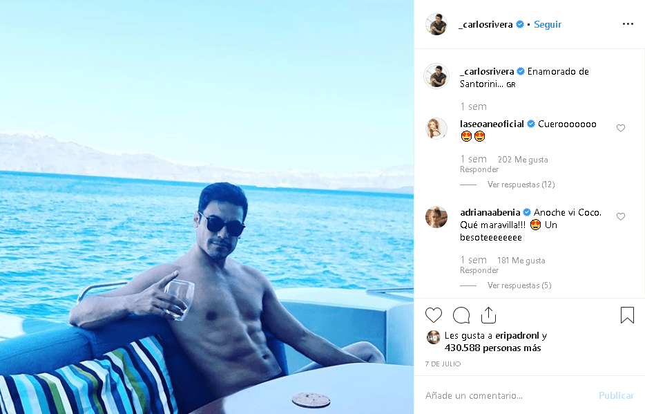 El 7 de julio Rivera compartió fotos en un yate en Satorini, Grecia.