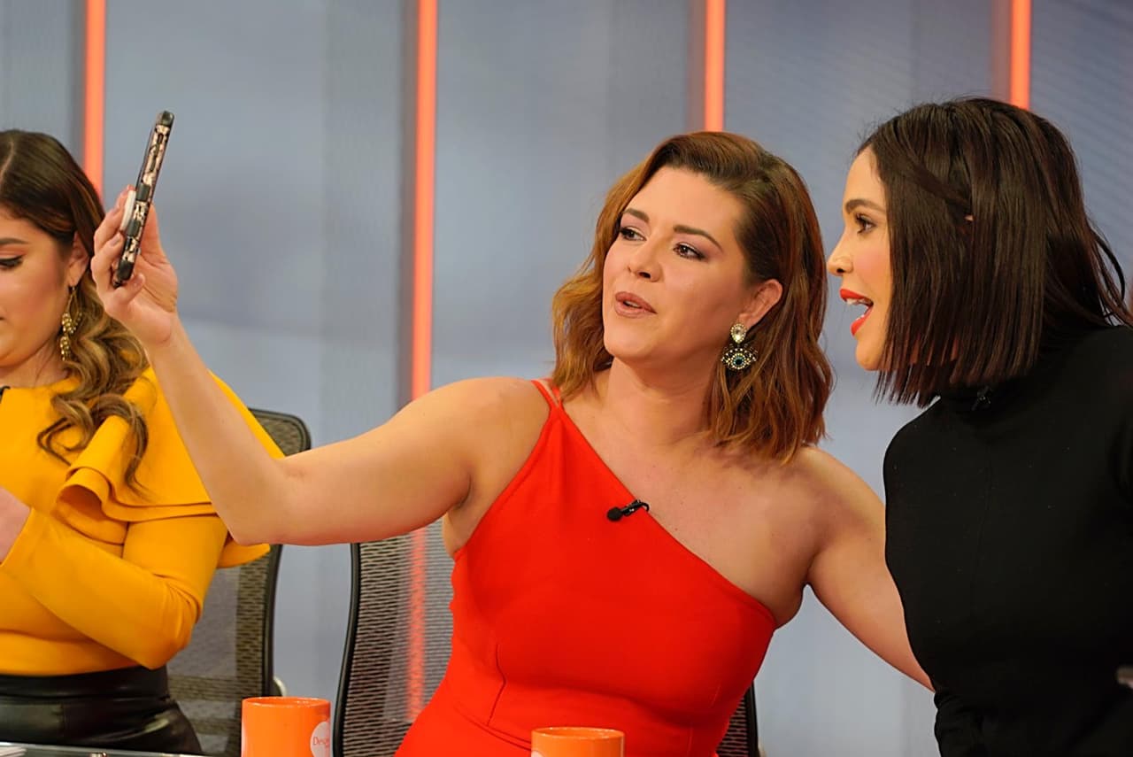 Alicia y Karla se tomaron la 'selfie' del recuerdo luego de compartir cámaras en el show matutino.