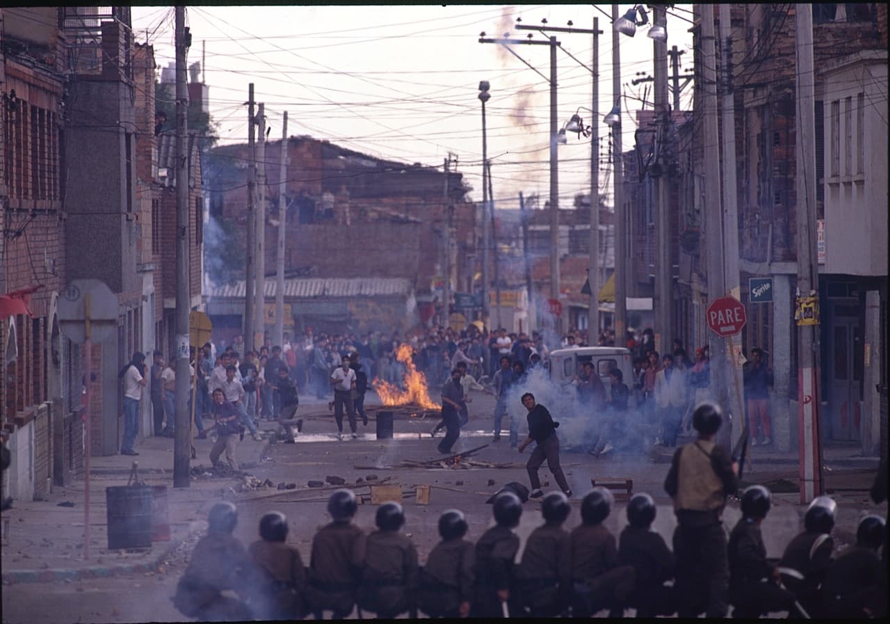 <b>El senador y candidato presidencial de izquierda Bernardo Jaramillo Ossa</b>, fue asesinado en Colombia en 1990 por un sicario. Aunque se pensó en principio que fue el narcotraficante Pablo Escobar, este lo desmintió, igual que hicieron los paramilitares. Entre el misterio y el estupor, los estudiantes salieron a las calles de Bogotá a protestar. "La foto ganó el primer premio de noticias en varios concursos, incluyendo la Asociación Nacional de Periodistas Hispanos", recordó.