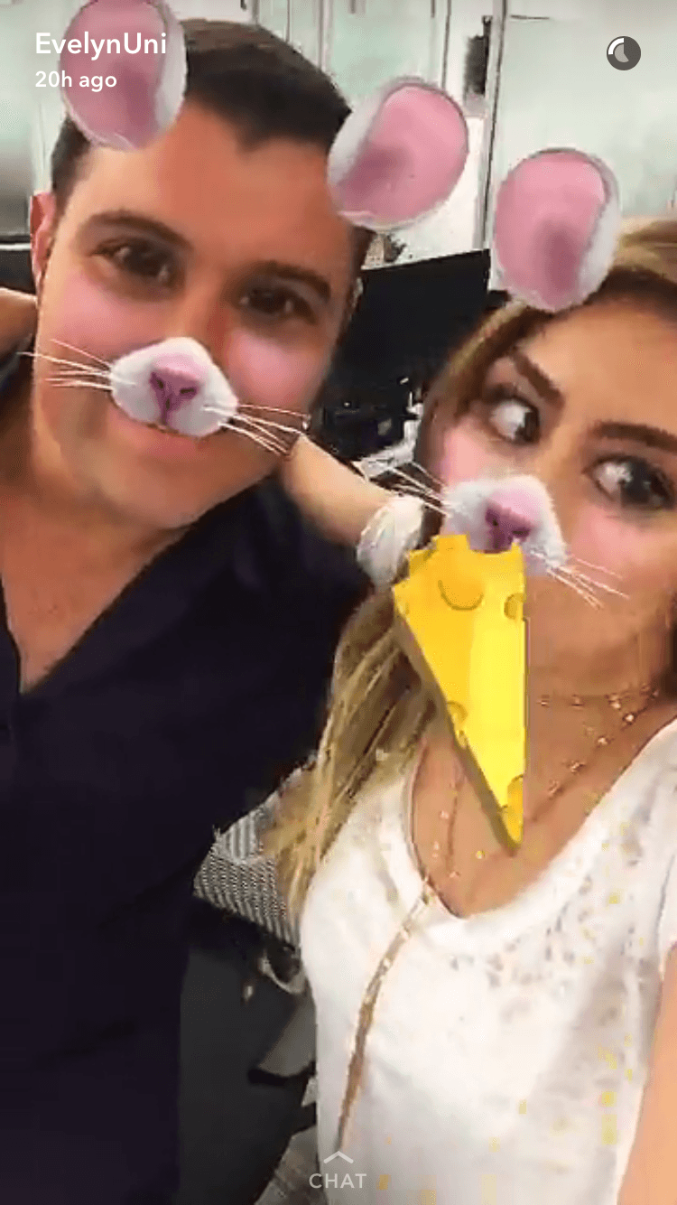 Y claro no pudo faltar la visita a sus compañeros de Radio en Miami. Foto: @albertosardinas @Colibrianti3