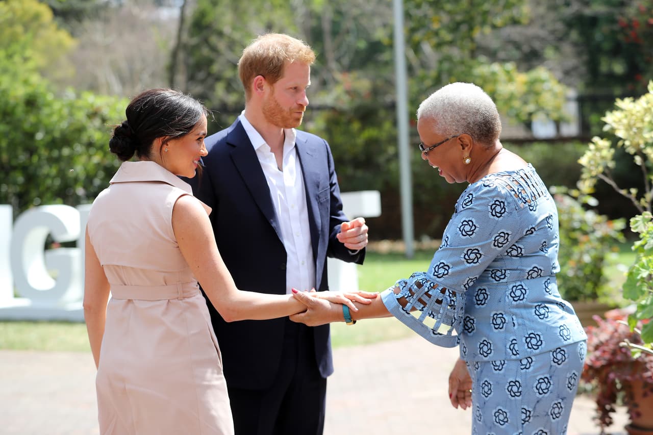 Después de estar en Tembisa, los duques de Sussex tuvieron un encuentro con Graca Machel,
<b><a href="https://www.univision.com/noticias/noticias-del-mundo/mandela-repartio-su-herencia-entre-familiares-empleados-y-centros-educativos" target="_blank">viuda de Nelson Mandela</a></b>.