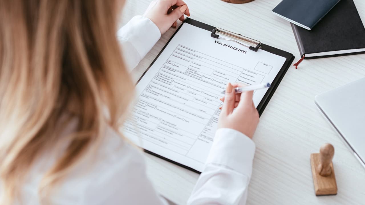 <h3 class="cms-H3-H3">¿Qué es la visa H-1B y por qué importa? </h3>La H-1B es 
<b>un permiso temporal que permite a empresas estadounidenses contratar a trabajadores especializados.</b> El requisito central es que 
<b>el puesto exija un título universitario o experiencia equivalente en un área de conocimiento técnico o académico.</b> Se trata, en buena parte, del talento que sostiene la innovación tecnológica, la investigación y la competitividad en sectores clave. La visa 
<b>tiene una duración inicial de hasta tres años, con posibilidad de extenderse a seis años en total.</b> En algunos casos, si la persona está tramitando la residencia permanente, puede renovarse más allá de ese límite. Es importante entender que 
<b>la H-1B no pertenece a la persona, sino al empleador. </b>Eso significa que si 
<b>un trabajador cambia de empresa, la nueva compañía debe presentar una nueva petición. </b>