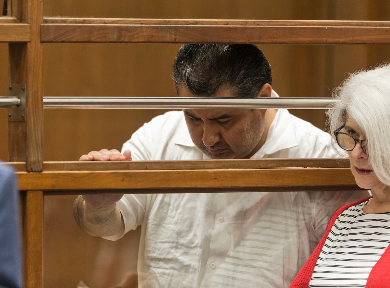 Contra García, a quien llaman "El Apóstol de Jesucristo" pesan 26 cargos por producción de pornografía infantil, abuso sexual de un menor y otros delitos graves.