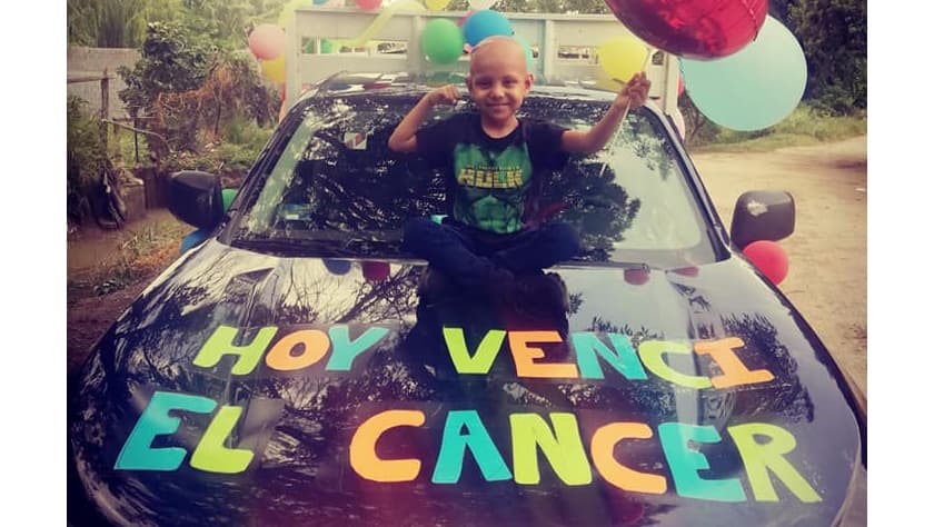Heber Antonio Venegas Carretero, de 6 años, posa el 7 de julio en la camioneta de su papá tras vencer el cáncer de fosa posterior que tenía en el cerebro.