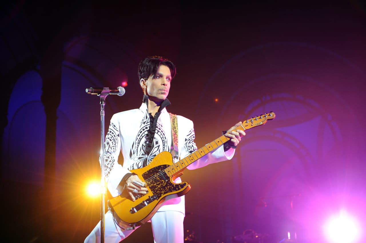 <b>Prince</b>: se convirtió en el artista muerto con más discos vendidos en 2016 (año de su muerte), generando 25 millones de dólares de ingresos. Asimismo, su fama ha crecido por lo inesperada que fue su partida.
<br>