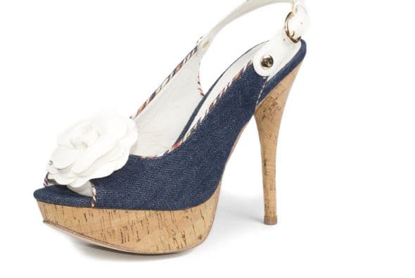 Su tacón puede ser delgado o ancho e, incluso, estar abiertos de adelante para mostrar de dos o tres dedos. Son perfectos para un evento no muy formal, principalmente si es en primavera o verano.