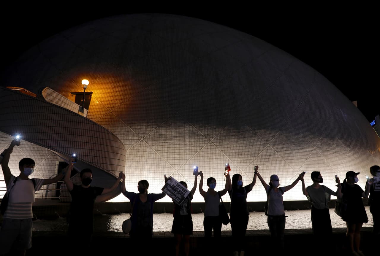 La cadena unió ambos lados de la bahía en la que está emplazada la ciudad.