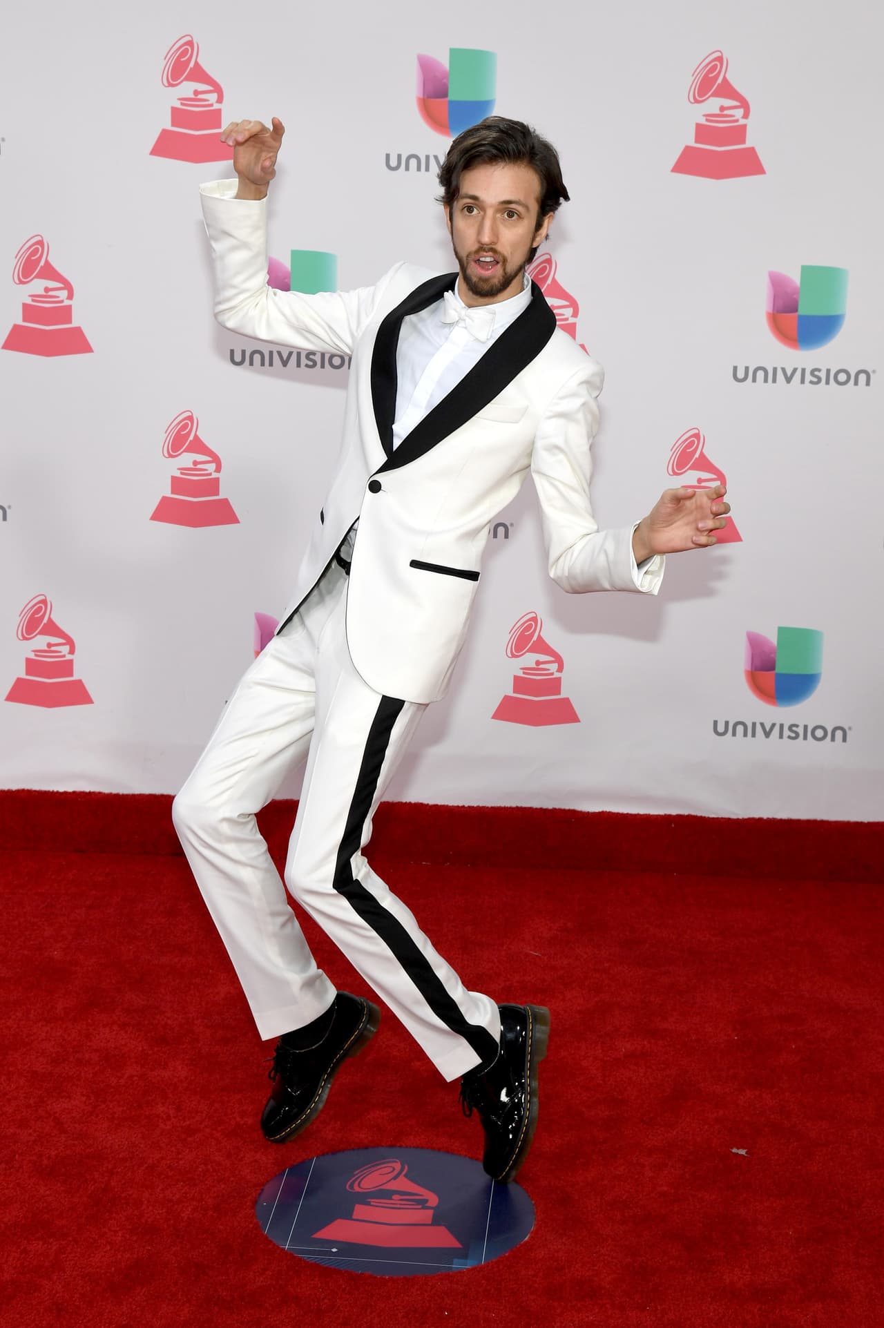 Llevar la corriente y vestir de blanco en una gala a la que la mayoría asisitó de negro fue la forma de mostrar la irrevencia de este compositor, cantante y autor colombiano, Esteman.