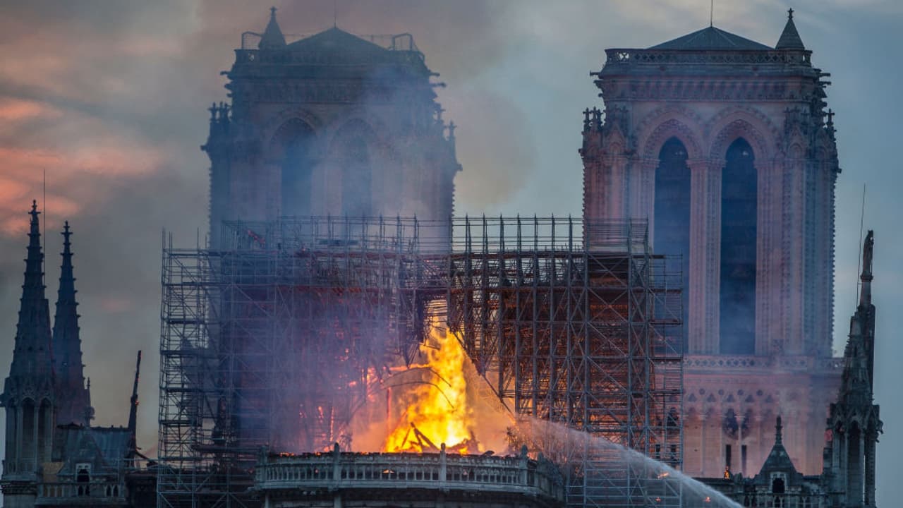 El esposo de Salma Hayek dona más de $100 millones para la reconstrucción de Notre Dame