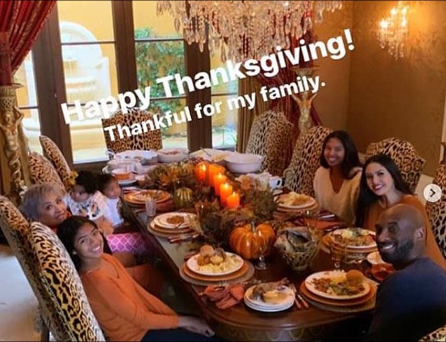 Esa foto fue publicada en la cuenta de Instagram de Kobe Bryant en noviembre de 2019. Todos lucen contentos alrededor de la mesa.
<br>