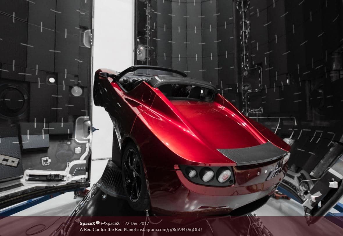<b>Tesla Roadster enviado al espacio</b>
<br>No hay quien detenga a Elon Musk, fundador de Tesla y presidente de la compañía Space X, en su objetivo de conquistar el espacio. A finales de este mes realizó las primeras pruebas estáticas de su cohete espacial, el Falcon Heavy, el cual dentro de dos semanas realizará su primer vuelo y no lo hará solo, llevará como pasajero VIP un Tesla Roadster rojo, propiedad del excéntrico empresario.
<br>Se había dicho que cohete y el auto viajarían a Marte; sin embargo, ahora se ha aclarado que viajará en una órbita alrededor del Sol. El propio Musk ha dicho que es consciente del poco éxito que tendrá esta misión, pero será un primer paso para la conquista que se ha propuesto. 
<br>