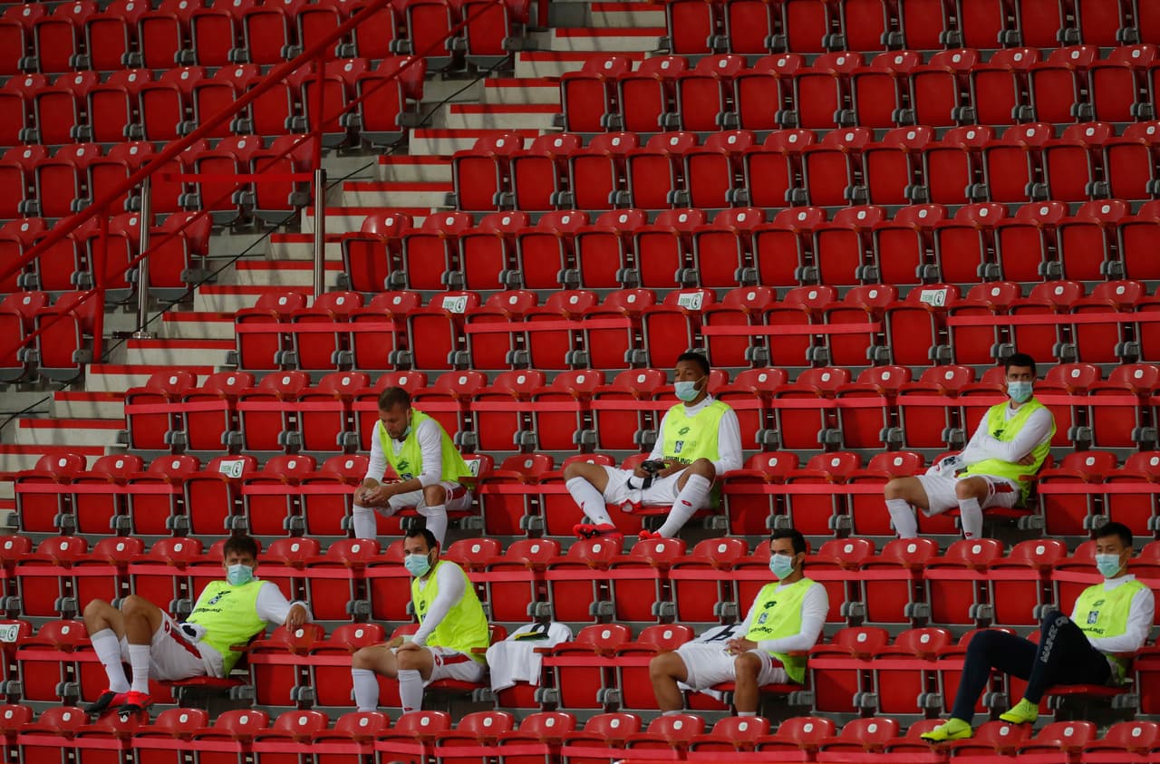 <b>Aislados</b>
<br>Jugadores suplentes del Mainz observan desde la tribuna el juego de su equipo ante Union Berlin.
