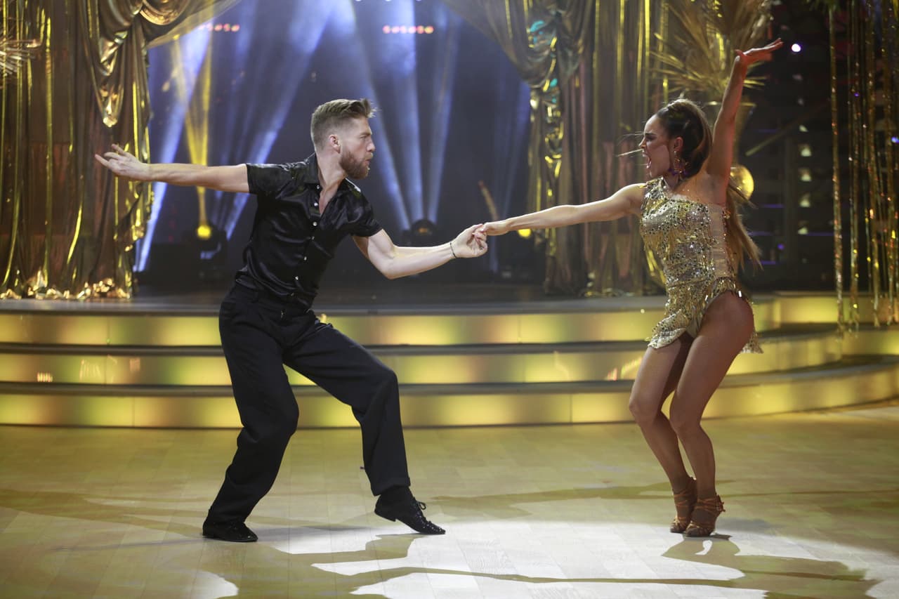 Sara Corrales pasó a la pista 
<a href="https://www.univision.com/shows/mira-quien-baila/sara-corrales-vive-su-peor-semana-en-mira-quien-baila-video" target="_blank">después de confesar que llevaba 15 días sufriendo neuritis intercostal</a>, cuyo dolor solo desaparecía con una inyección fuertísima. A pesar de no haber realizado los trucos súper intensos que el coreógrafo le puso en principio, porque el dolor la inmobilizaba, Sara encantó a los jueces. Aquí la vemos con el vestido dorado.