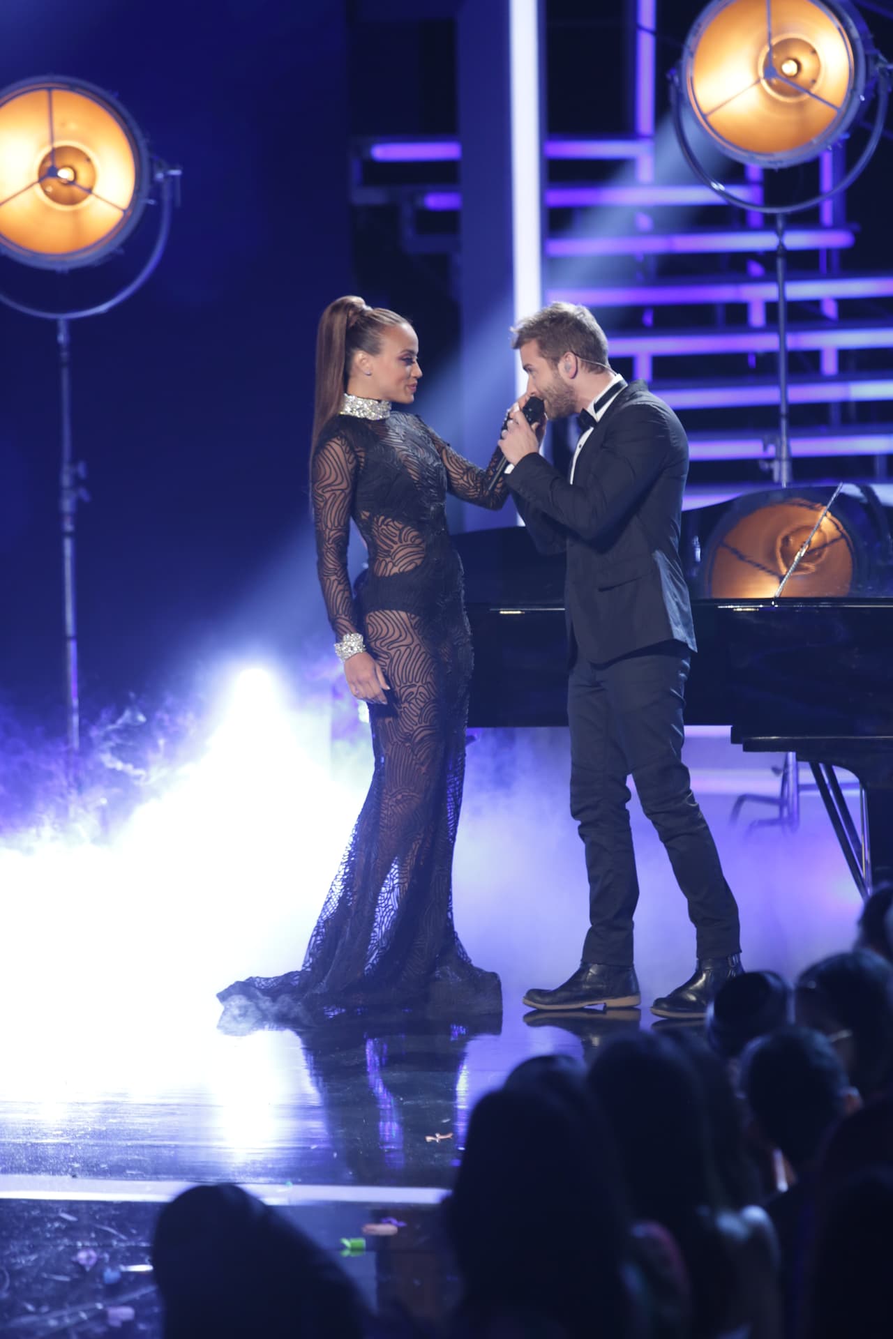 El cantautor español fue parte del desfile en trajes de gala de las finalistas, y se robó todas las miradas y suspiros de las bellas.