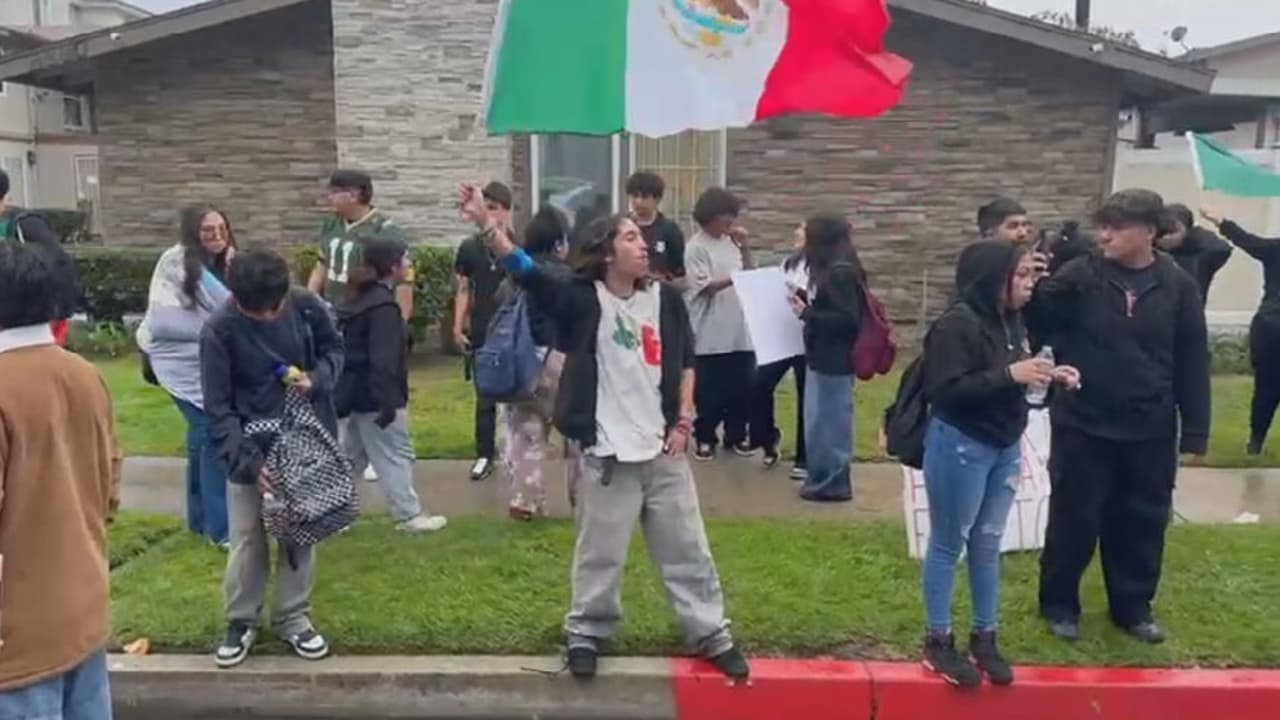 Indignación en Buena Park: estudiantes y padres protestan contra maestra por comentarios racistas