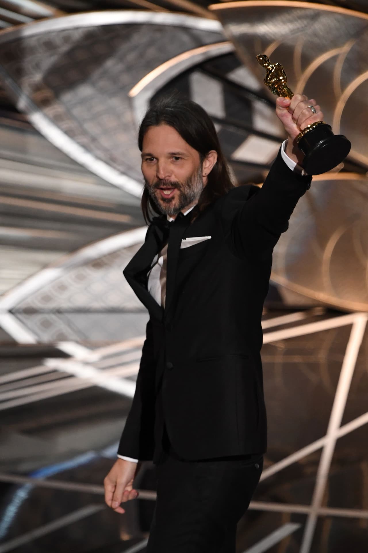 Swedish cinematographer Linus Sandgren celebrates on stage after he won the Best Cinematography award for "La La Land" at the 89th Oscars on February 26, 2017 in Hollywood, California. / AFP / Mark RALSTON (Photo credit should read MARK RALSTON/AFP/Getty Images)