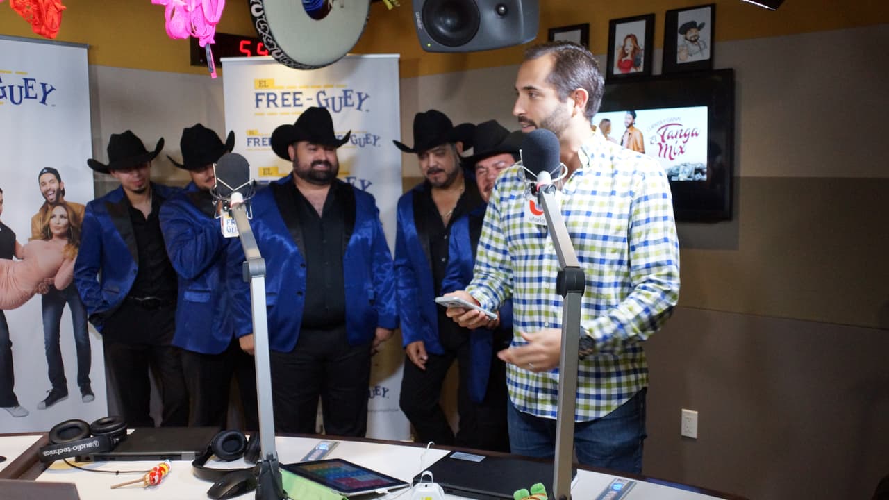 Los tres locutores se la pasaron 🎶 "fine, fine, fine, very good, very good, very good, very, very, very, very good" 🎶 con Los Rieleros de Norte.