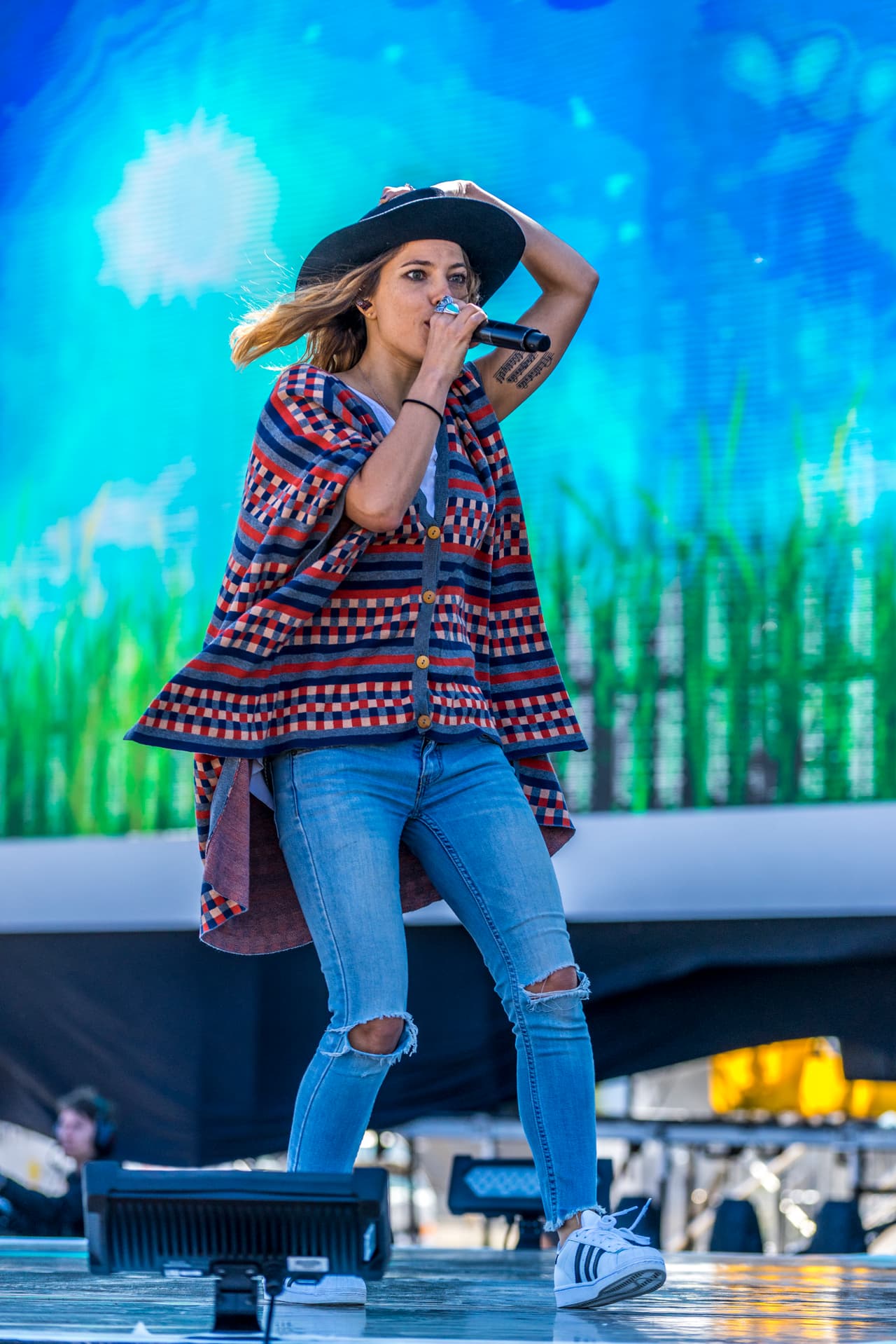 Debi Nova en su ensayo.