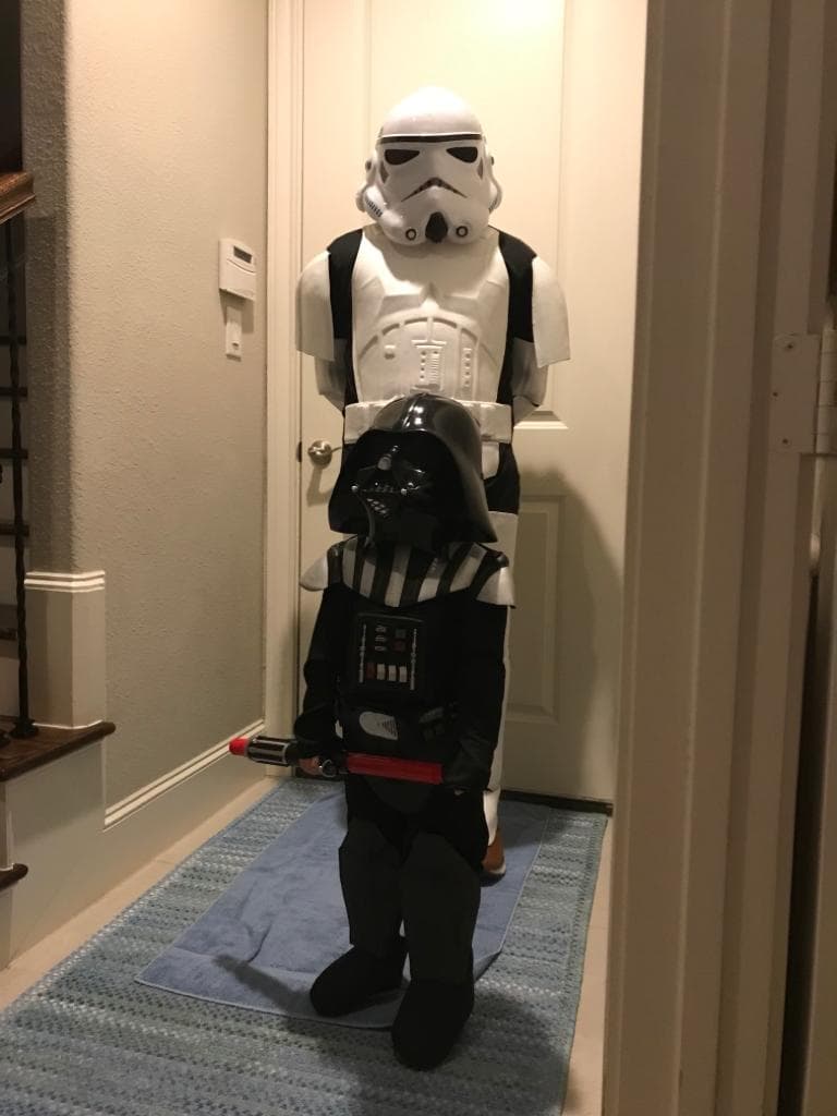 Joshua - Disfrasado de Darth Vader preparandose para la batalla.